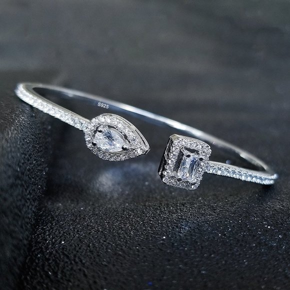 Jewelry - 🆕 Stunning 925 Silver Bangle